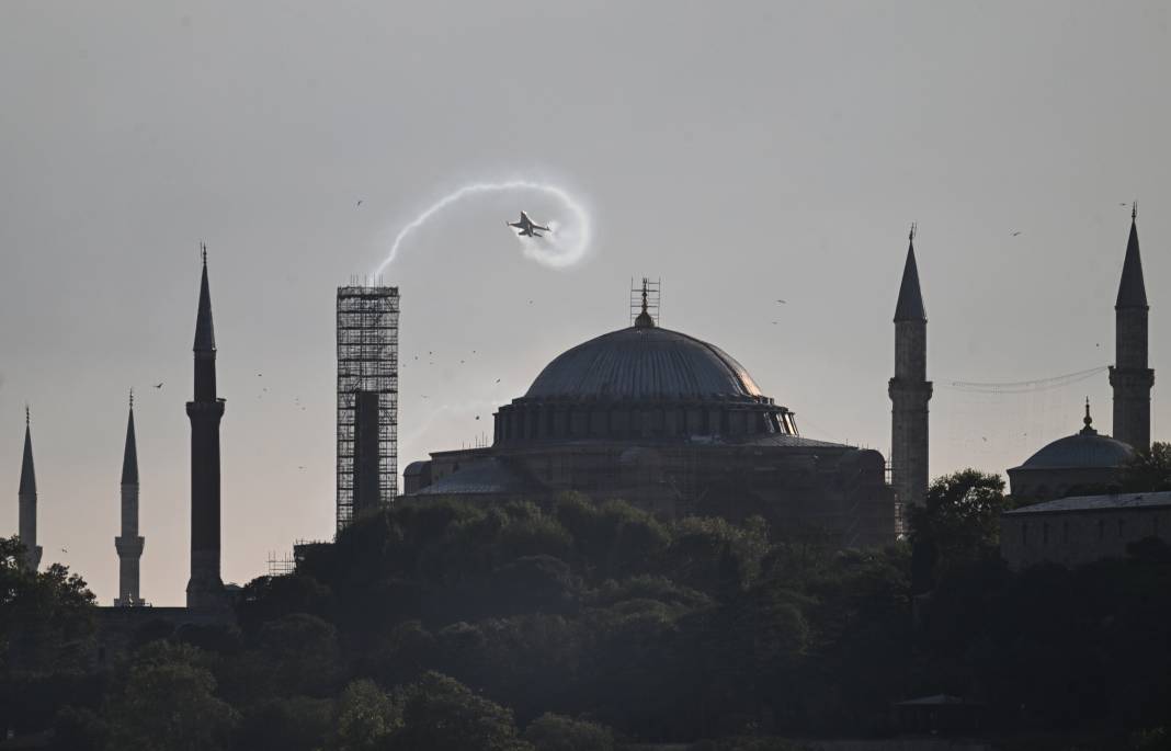 SOLOTÜRK'ten rekor kıran gösteri. İstanbulluları büyülediler 1